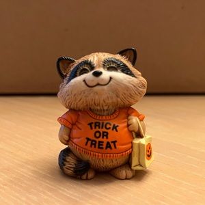 Hallmark vintage Merry Miniatures Halloween “Shirt Tales” figurine from 1983.
